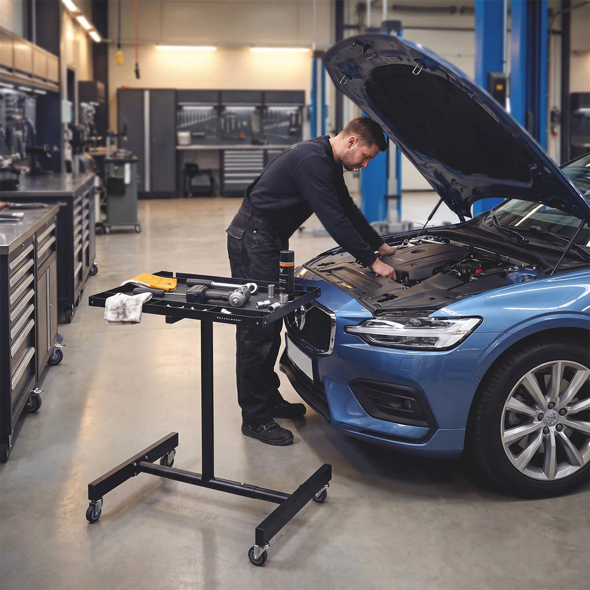 STAHLWERK Kfz-Wartungs- und Montagewagen mit Lenkrollen | Höhenverstellbarer Arbeitstisch | 87,3 – 125 cm | 100 kg Tragkraft | Mobile Werkbank | Ideal für Garage, Werkstatt, Autoreparatur und DIY