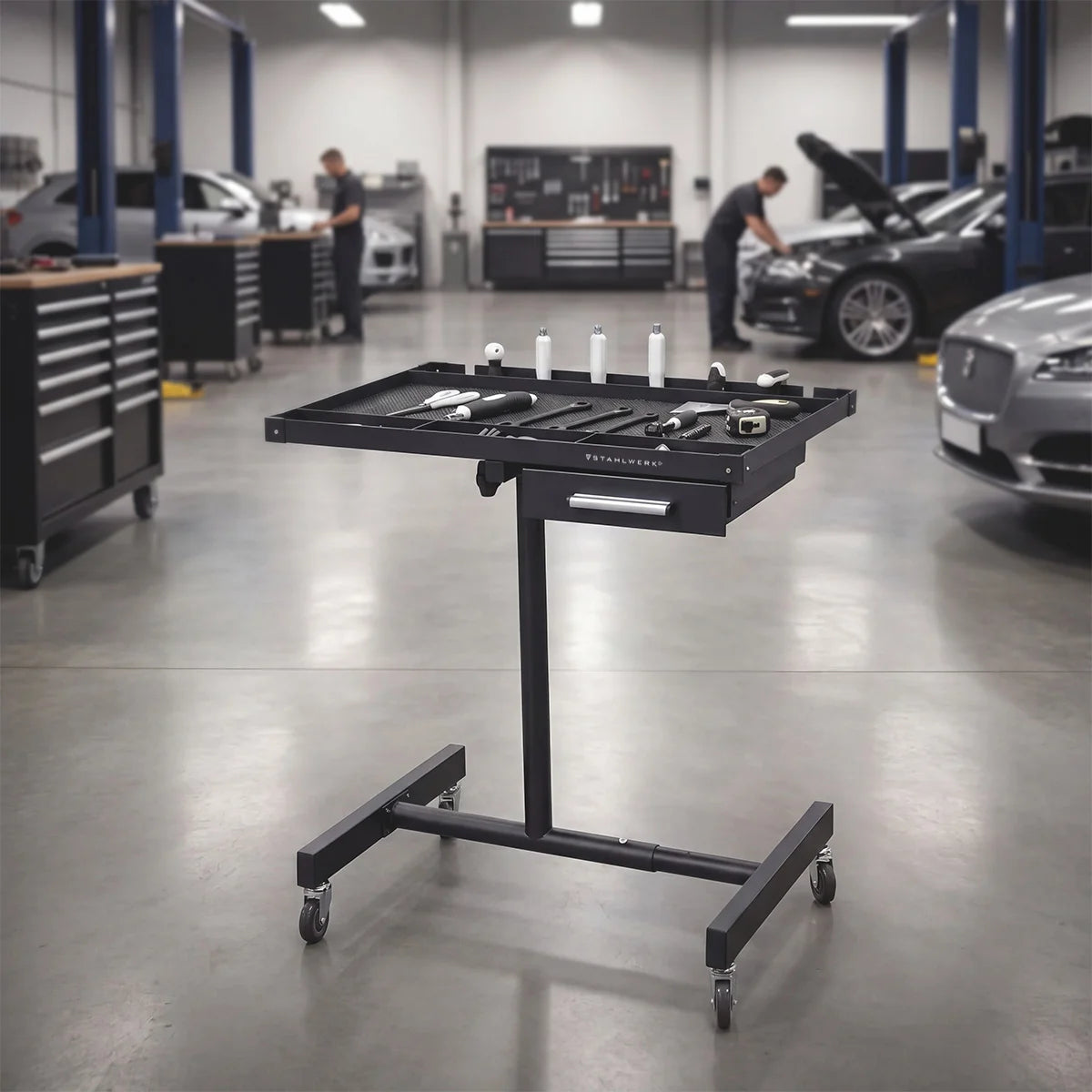 STAHLWERK Kfz-Wartungs- und Montagewagen mit Schublade | Höhenverstellbarer Arbeitstisch | 87,3 – 125 cm | 100 kg Tragkraft | Mobile Werkbank | Ideal für Garage, Werkstatt, Autoreparatur und DIY