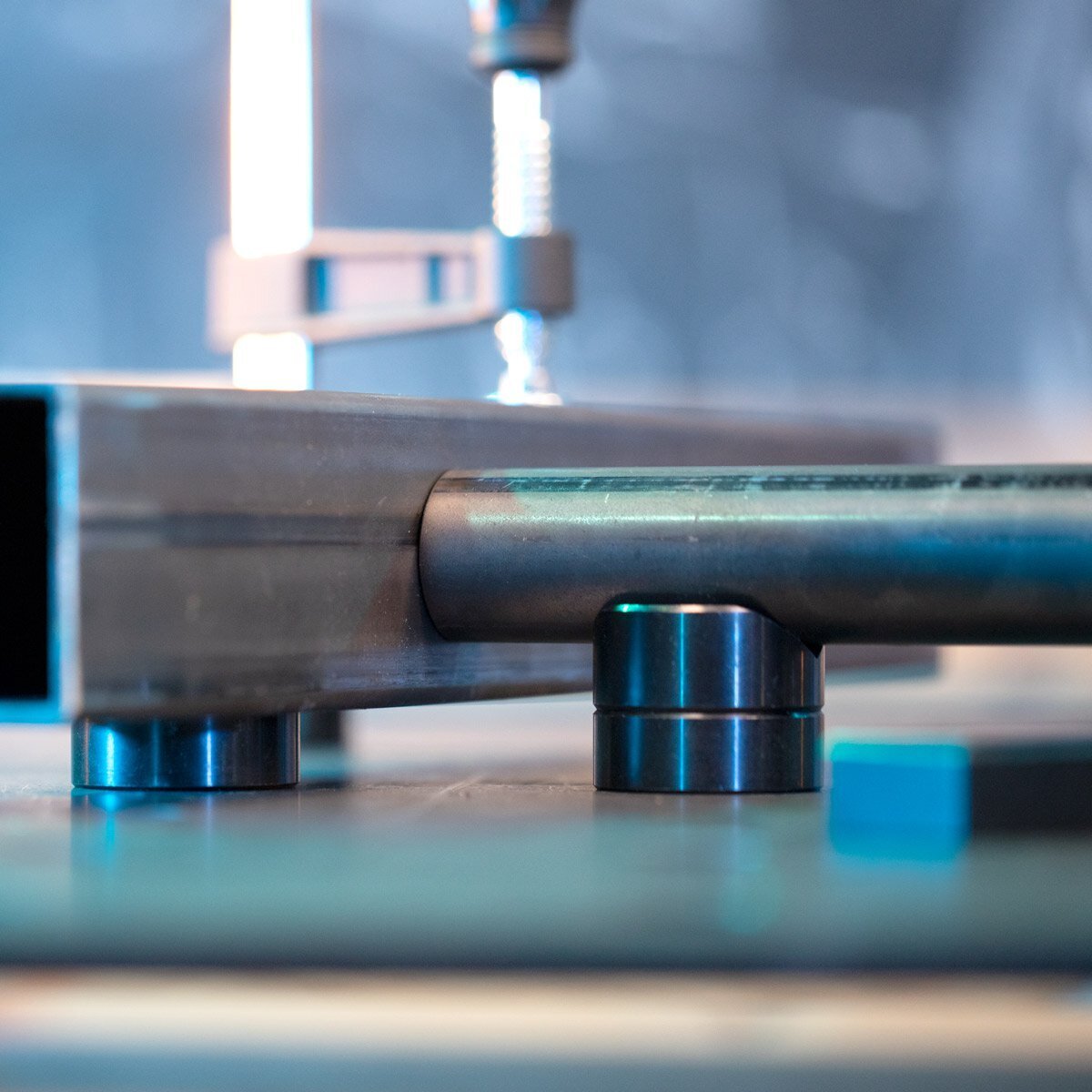 STAHLWERK Höhenverstellbarer Schweißtisch HWT-1200 ST 1200 x 750 mm hydraulischer Montagetisch mit 500 - 1100 mm Hubbereich, 300 kg Tragkraft, D22 Lochplatte und pulverbeschichteten Beinen