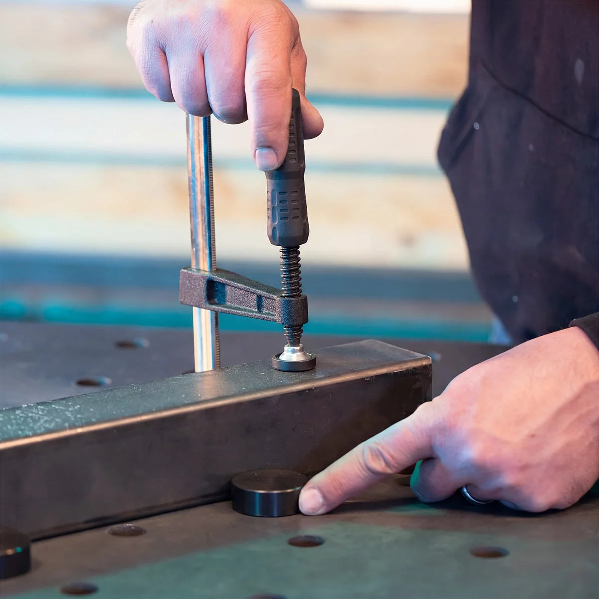 STAHLWERK Spannzwinge für Schweißtische| F-Clamp mit Spannbereich 80 x 200 mm| D 16 Lochsystem | Fixiert Werkstücke sicher | Vernickelter Schaft | Profil-Führungsschiene | Vollgummierter Knebelgriff