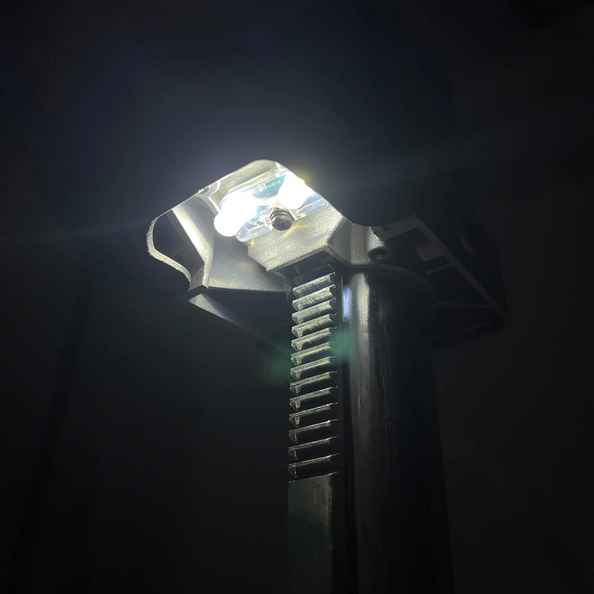 STAHLWERK MBD-800 ST Tischbohrmaschine mit Positionslaser | 800 W Ständerbohrmaschine | 200 - 2.500 U/min | Schnellspannbohrfutter 1,5 - 13mm | Säulenbohrmaschine mit 90 mm Bohrhub | Digitaldisplay