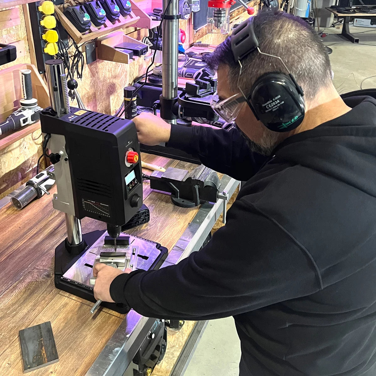 STAHLWERK MBD-800 ST Tischbohrmaschine mit Positionslaser | 800 W Ständerbohrmaschine | 200 - 2.500 U/min | Schnellspannbohrfutter 1,5 - 13mm | Säulenbohrmaschine mit 90 mm Bohrhub | Digitaldisplay