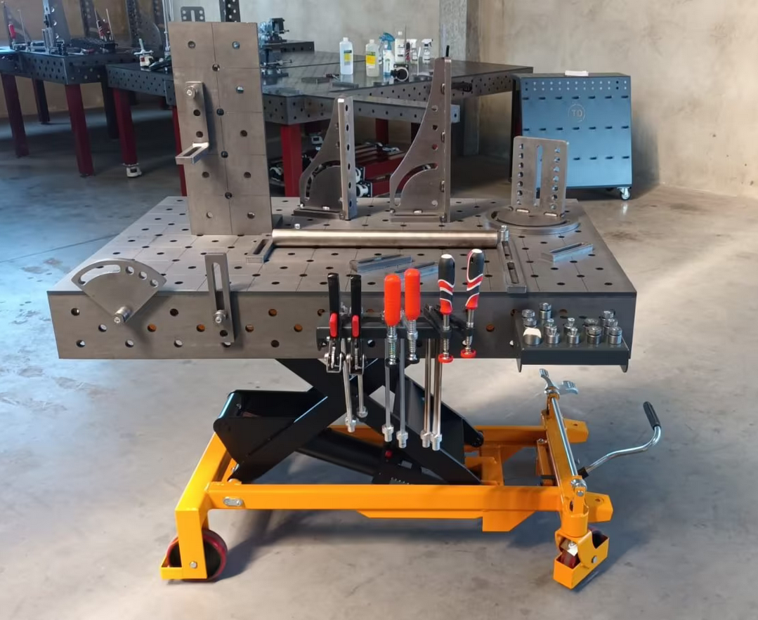 STAHLWERK SCHWEIZ Höhenverstellbarer Schweisstisch 1200 x 800 mm hydraulischer Montagetisch mit 500 - 1100 mm Hubbereich, 750 kg Tragkraft, D16 Lochplatte