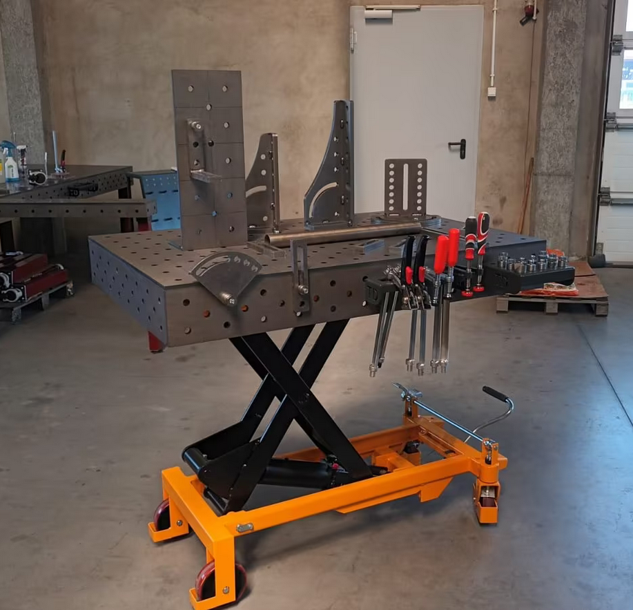 STAHLWERK SCHWEIZ Höhenverstellbarer Schweisstisch 1200 x 800 mm hydraulischer Montagetisch mit 500 - 1100 mm Hubbereich, 750 kg Tragkraft, D16 Lochplatte