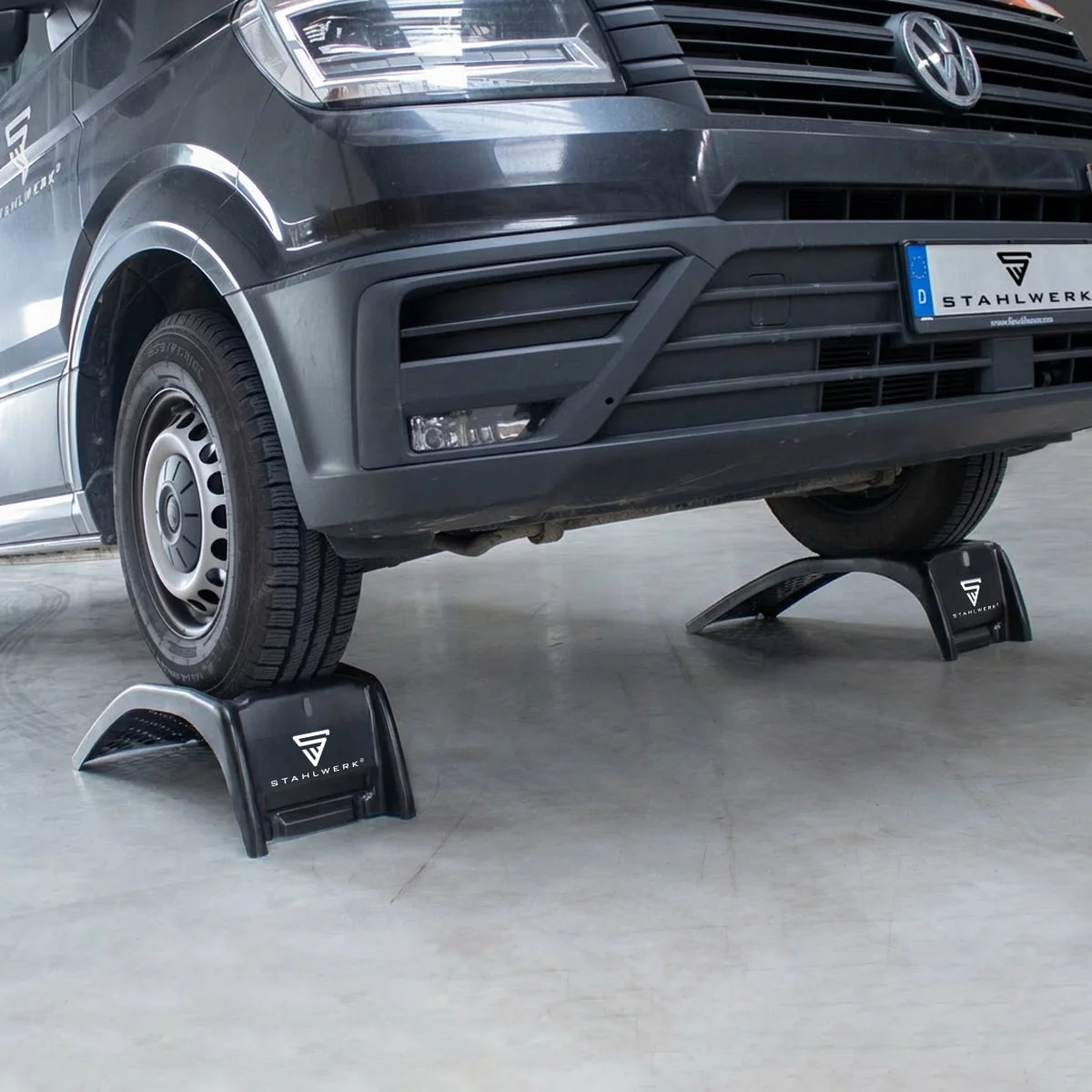 STAHLWERK Auffahrrampen | 2 Stahl-Auffahrrampen mit 3.6 t Traglast pro Paar | Für Reifenbreiten bis 230 mm | 900 x 300 x 240 mm | Fahrzeug-Auffahrrampen für Wartung und Service | Auffahrkeile PKW/LKW