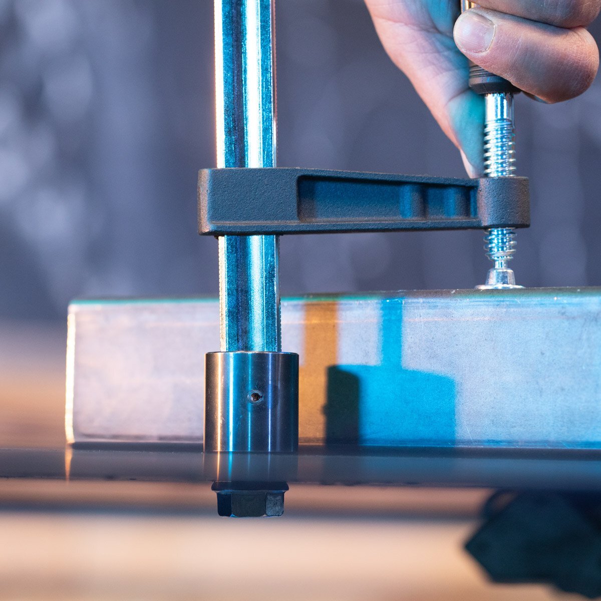 Steelworks sweat table | Assembly table with 500 kg load capacity and 3 mm worktop 91.5 x 46 x 90 cm in the D16 hole system, DIY kit made of high-resistant carbon steel with levelable stainless steel feet